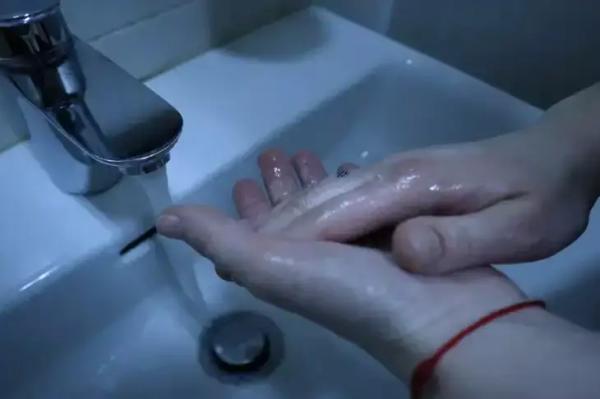 В каких случаях нужно мыть руки: процедура занимает меньше минуты, но спасает от недель постельного режима